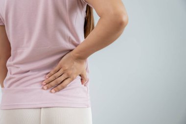 Kadın kendini tutuyor ve dayanılmaz ağrılar çekiyor. Sağlık ve sorunlar, kronik sırt ağrısı, ofis sendromu, skolyoz, bel fıtığı, kas iltihabı.