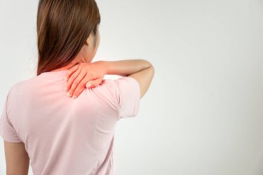 Kadın omuz ve omuz tutuyor ve dayanılmaz ağrılar çekiyor. Sağlık ve sorunlar, kronik omuz ağrısı, omuz ağrısı, skolyoz, bel fıtığı, kas iltihabı.