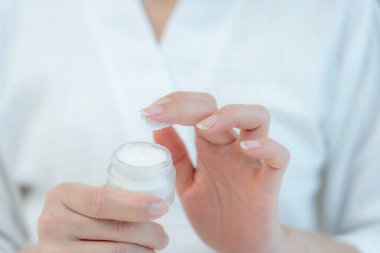 İyi cilt bakım kremi iyi cilt için kullanılır. Sağlıklı bir kadın yüzüne krem sürün ve makyaj yapın. Cilt kremi reklamı, kırışıklık önleyici, bebek yüzü, beyazlatma, nemlendirici.