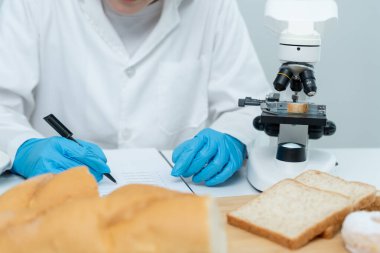 Bilimadamı kimyasalları ve mantarları laboratuvarda kontrol ediyor. Kontrol uzmanları kimyasal kalıntıların konsantrasyonunu inceliyor. Tehlike, standart, yasaklı maddeler, kirlilik, mikrobiyoloji