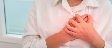 Göğüs kafesinde kalp krizi belirtileri var. Kadının göğüs ağrısı kalp hastalığından kaynaklanıyor. Sızıntı, genişleme, genişlemiş kalp.