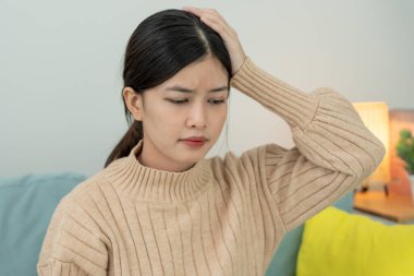 Kadın migren ağrısı, kötü sağlık, Asyalı kadın stres ve baş ağrısı, ofis sendromu, alınına dokunmaktan yorgun düşmüş migren ya da depresyon, sinirli kız, hüzün.