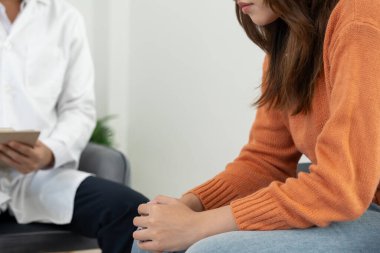 Akıl sağlığı sorunları olan bir kadın danışmanlık yapıyor. Psikiyatrist tedavi için hastanın durumunu kaydediyor. teşvik, sevgi ve aile sorunu, bipolar, depresyon hastası, intiharı koru