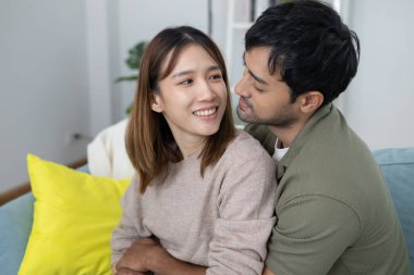 Çiftler gülümser ve mutlu olurlar. Birbirlerine sarılırlar, sarılırlar, sarılırlar, genç aşıklar, evli çiftler, sıcak bir aile. Karı koca yeni yıl arifesinde ya da sevgililer gününde çok eğleniyorlar.