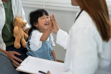 Pediyatristler sağlık ve gelişimi uygun yaşa göre kontrol ediyorlar, doktorlar çocuğu etkinlik, IQ, EQ, yaş uygunluğu, sağlık arabası yapmaya teşvik ediyorlar