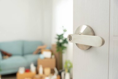 Taşınmak, taşınmak. Yeni evin kapısını aç, içinde kişisel eşyalar ve mobilyalar olan bir karton kutu vardı. Daireye ya da daireye taşın