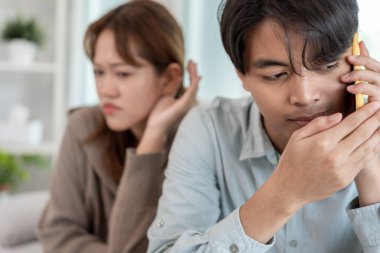 Çifte randevu, koca birini aramak için telefon kullanır, bir kaçamak yapar, zina yapar, çok eşlilik yapar, kocasının bir ilişkisi vardı. Aile sorunu, aldatma, boşanma, ayrılma.