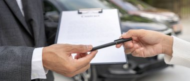 Kira, kiralık araba, satış, alım. Satış şirketi, sözleşme ve araba anahtarlarını imzalaması için yeni sahibine gönderir. Satışlar, kredi kredisi finans, kira aracı, sigorta, kiralama, satıcı, satıcı, taksit, araba bakımı işi