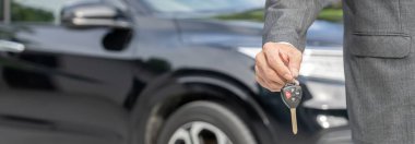 Kira, kiralık araba, satış, alım. Satış müdürü araba anahtarlarını yeni sahibine gönderir. Satışlar, kredi kredisi finans, kira aracı, sigorta, kiralama, satıcı, satıcı, taksit, araba bakımı işi