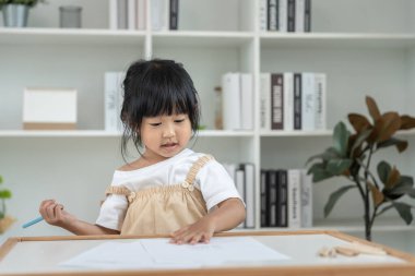 Portre Mutlu Asya çocukları resim yapmayı öğreniyor ve eğleniyor. Aile evde mutlu ve heyecanlı. Kızların birlikte vakit geçirmesi eğlenceli, etkinlik, yönetici işlevi, IQ, EQ