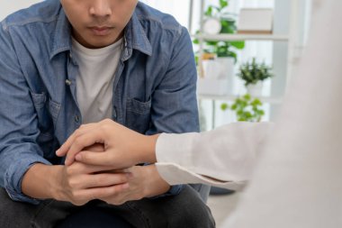 Psikiyatristler aile meselelerini tartışırken el ele tutuşuyorlar. Doktor cesaretlendiriyor ve empati kuran adam depresyona giriyor. Psikolojik, boşanmayı kaydet, el ele, güven, araba