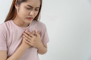 Göğüs kafesinde kalp krizi belirtileri var. Kadının göğüs ağrısı kalp hastalığından kaynaklanıyor. Sızıntı, genişleme, genişlemiş kalp.