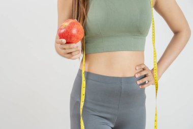 Diyet yapan kadınlar. Güzel şekil. Kadın vücudunun kilo verdikten sonra bel ölçüsü azalır. denge, kontrol, rutinler, egzersiz.