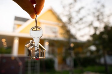 Kira, kiralama ve ev satma. Emlakçı menajeri yeni sahibine gülümsüyor. Kira evi, Satış, Kredi Finansı, Sigorta, Satıcı, Satıcı, Taksit, Satın al, Sat, Taşı