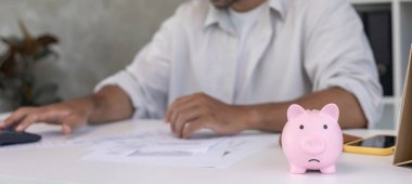 Borç alışverişi, borç işi, büyük faturalar veya faturalar harcamaları ve kredi kartı borçlarını ödeyecek para yok. kıtlık, mali sorun, iflas, mortgage, kredi, iflas, yoksul, boş cüzdan 