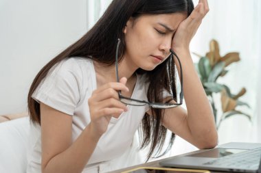 Göz sorunları, yorgun ve tahriş olmuş gözleri olan Asyalı kadınlar, göz ovuşturma, kuru, işten sonra göz ağrısı, migren, baş ağrısı, bulanık görme, karanlıkta çalışma, bilgisayardan gelen mavi ışık. 