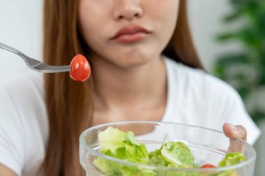 İnce vücutlu Asyalı kadınlar çok sıkılmış diyet yemekleri, diyet yapan dişiler diyet için düşük kalorili gıdaları seçiyorlar. Sağlıklı yiyecekler. kilo kaybı, denge, kontrol, yağ azalması, rutinler, egzersiz, vücut değişimi