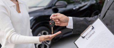 Kira, kiralık araba, satış, alım. Satış müdürü araba anahtarlarını yeni sahibine gönderir. Satışlar, kredi kredisi finans, kira aracı, sigorta, kiralama, satıcı, satıcı, taksit, araba bakımı işi