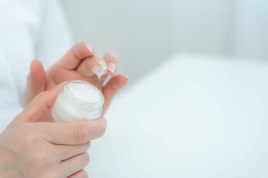 İyi cilt bakım kremi iyi cilt için kullanılır. Sağlıklı bir kadın yüzüne krem sürün ve makyaj yapın. Cilt kremi reklamı, kırışıklık önleyici, bebek yüzü, beyazlatma, nemlendirici.