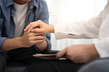 Psikiyatristler aile meselelerini tartışırken el ele tutuşuyorlar. Doktor cesaretlendiriyor ve empati kuran adam depresyona giriyor. Psikolojik, boşanmayı kaydet, el ele, güven, ilgi