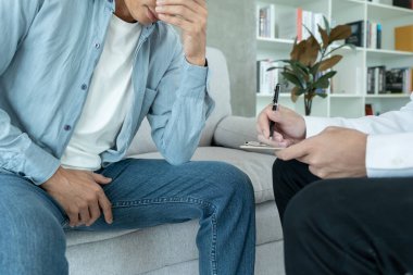 Adam mahrem yerlerinin önünde el ele tutuşup hastalıktan ve iltihaplanmadan rahatsızlık duyuyor. Zührevi, testis kanseri. Mesane sorunları, ereksiyon bozukluğu, erken boşalma, prostat kanseri.