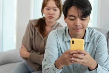 Çifte randevu, koca biri için telefon konuşması yapıyor, bir kaçamak yapıyor, zina yapıyor, çok eşlilik yapıyor, kocasının bir ilişkisi var. Aile sorunu, aldatma, boşanma, ayrılma.