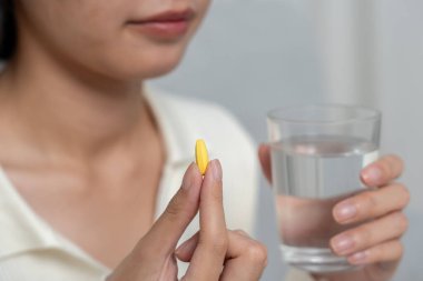 Kız elinde ilaç, ağrı kesici, tedavi, hastalık tedavisi, sterilize etme, vitamin, yatıştırıcı, sağlık hizmetleri, diyet takviyesi, tıbbi tedavi için ilaç, tonik, günlük ilaç dozajı