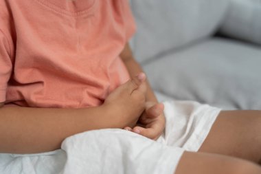 Mide ağrısı. Çocukların karın ağrısı, hazımsızlık, mide iltihabı, regl sancıları, gaz çıkarma, ishal, şişkinlik, kolon kanseri, karın iltihabı, gıda zehirlenmesi, karın zehirlenmesi,