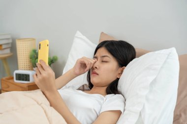 Göz sorunları, Asyalı kadınlar göz tahrişi, göz ovma, kuru göz ağrısı, cep telefonundan sonra göz ağrısı, migren, baş ağrısı, bulanık görme, fotofobi, küçük kelimeler kullanırlar.