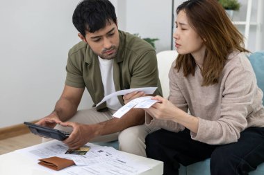 Yüklü faturaları ve faturaları olan stresli ve baş ağrısı çeken Asyalı çift harcamaları ve kredi kartı borçlarını ödeyecek paraları yok. kıtlık, mali sorunlar, mortgage, kredi, iflas, iflas, yoksul, boş cüzdan