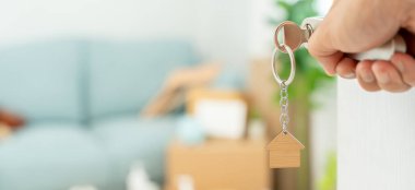 Taşınmak, taşınmak. Yeni dairede adam kapıyı açıyor. Yeni evine taşın. Emlak al ya da kirala. konut kirası, kiralık mülk, yeni ev sahibi, yatırım, konut, kredi, ipotek.