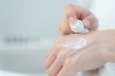 İyi cilt bakım kremi iyi cilt için kullanılır. Sağlıklı bir kadın yüzüne krem sürün ve makyaj yapın. Cilt kremi reklamı, kırışıklık önleyici, bebek yüzü, beyazlatma, nemlendirici.