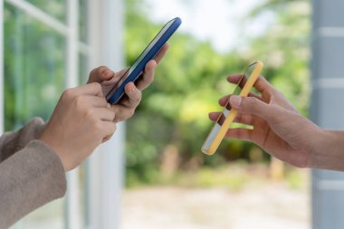 Mutlu Asyalı kadın ödeme için QR kodunu tarıyor. Teslimatçı ekspres teslimat gönderdi. Çevrimiçi dükkan, kağıt konteynır, paket servis, paket, elektronik para, dijital transfer