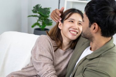 Çiftler gülümser ve mutlu olurlar. Birbirlerine sarılırlar, sarılırlar, sarılırlar, genç aşıklar, evli çiftler, sıcak bir aile. Karı koca yeni yıl arifesinde ya da sevgililer gününde çok eğleniyorlar.