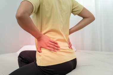 Sırtını inciten ve dayanılmaz ağrılar çeken bir kadın. Sağlık ve sorunlar, kronik sırt ağrısı, ofis sendromu, skolyoz, bel fıtığı, kas iltihabı.