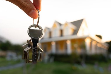 Kira, kiralama ve ev satma. Emlakçı menajeri yeni sahibine gülümsüyor. kira, satış, kredi finans, sigorta, satıcı, dağıtıcı, taksit, satın alma, satma, taşınma