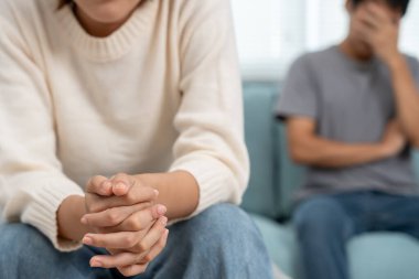 Boşanma. Asyalı çiftler evlendikten sonra çaresiz ve hayal kırıklığına uğrarlar. Karı koca kavgalar yüzünden üzgün, üzgün ve hayal kırıklığına uğramış durumdalar. Güvensizlik, aşk sorunları, ihanetler. Aile sorunu, gençlik aşkı