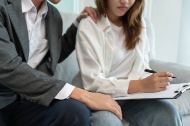 Yönetici ya da kıdemli bir bayan meslektaşına bacağına dokunarak cinsel tacizde bulundu. Ofiste cinsel taciz. Tacize uğradığım için gergin ve stresliyim. taciz, saldırı, uygunsuz, ayrımcılık