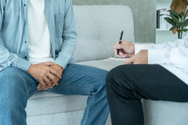 Adam mahrem yerlerinin önünde el ele tutuşup hastalıktan ve iltihaplanmadan rahatsızlık duyuyor. Zührevi, testis kanseri. Mesane sorunları, ereksiyon bozukluğu, erken boşalma, prostat kanseri.