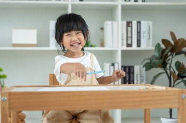 Mutlu Asya çocukları oyun oynayıp resim ve çizgi film öğreniyor. Komik aile evde mutlu ve heyecanlı. Anne ve kızı birlikte vakit geçiriyorlar. Tatil, Etkinlik