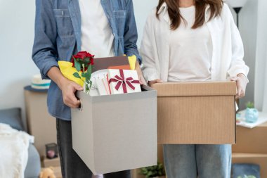 Taşınmak, taşınmak. Birkaç kişi kanepeyi hazırlar ve yeni daire için mobilyaları taşır. Odanın içinde kişisel eşyalar içeren bir karton kutu vardı. yeni daireye taşınmak ya da taşınmak