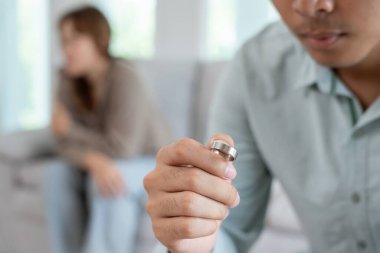 Boşanma. Adam evlilik yüzüğünü çıkarmış. Evlilikten sonra çaresiz ve hayal kırıklığına uğramış çiftler. Karı koca anlaşmazlıklar yüzünden üzgün, üzgün ve hayal kırıklığına uğramış. güvensizlik, aşk sorunları, ihanetler, aile, sevgili