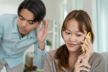 Çifte randevu, karı birini aramak için telefon kullanmak, biraz kaçamak yapmak, zina yapmak, çok eşlilik, karısının bir ilişkisi vardı. Aile sorunu, aldatma, boşanma, ayrılma.