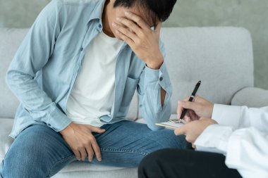 Adam mahrem yerlerin önünde el ele tutuşup rahatsızlık duyuyor ve doktora danışıyor. Zührevi, testis kanseri. Mesane sorunları, ereksiyon bozukluğu, erken boşalma, prostat kanseri.