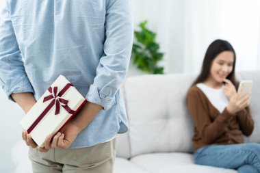 Mutlu koca sürpriz eş için hediye kutusu arar ve saklar. Sevimli kız, heyecanlı hediye kutusu. Doğum günü, kutlama, xmas, yeni yıl festivali, teşekkür, kutlama, sevgililer günü, evlilik yıldönümü 