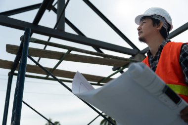 Müfettiş ya da mühendis mavi baskı kullanarak inşaat ve kalite güvencesini denetliyor. Mühendis, mimar ya da irtibat kurucu ev sahibine teslim etmeden önce evi inşa etmek için çalışır. 