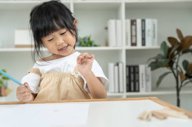 Mutlu Asya çocukları resim yapmayı öğreniyor ve eğleniyor. Aile evde mutlu ve heyecanlı. Anne ve kızı birlikte vakit geçiriyorlar. Tatil, Faaliyet, Yönetici Fonksiyonu, IQ, EQ