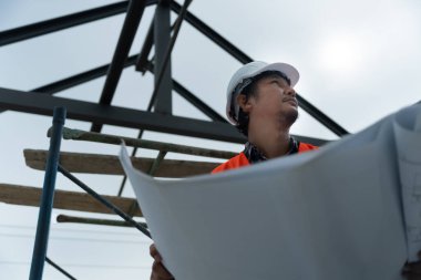 Müfettiş ya da mühendis mavi baskı kullanarak inşaat ve kalite güvencesini denetliyor. Mühendis, mimar ya da irtibat kurucu ev sahibine teslim etmeden önce evi inşa etmek için çalışır. 