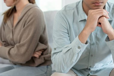 Boşanma. Asyalı çiftler evlendikten sonra çaresiz ve hayal kırıklığına uğrarlar. Karı koca kavgalar yüzünden üzgün, üzgün ve hayal kırıklığına uğramış durumdalar. Güvensizlik, aşk sorunları, ihanetler. Aile sorunu, gençlik aşkı