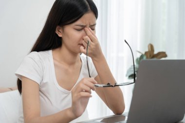 Göz sorunları, Asyalı kadınlar göz tahrişi, göz ovma, kuru göz ağrısı, cep telefonundan sonra göz ağrısı, migren, baş ağrısı, bulanık görme, fotofobi, küçük kelimeler kullanırlar.